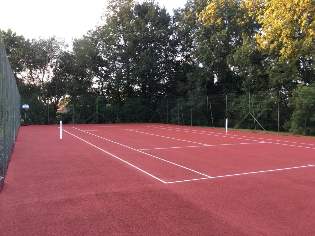 Gite Avec Tennis En Baie Du Mont Saint Michel A 15 Minutes De La Mer Les Chambres Exterior foto
